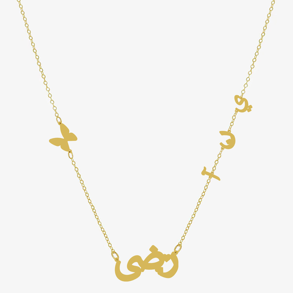 collier personnalisé papillon avec 3 initiales et prénom en argent doré 925 porté par une femme