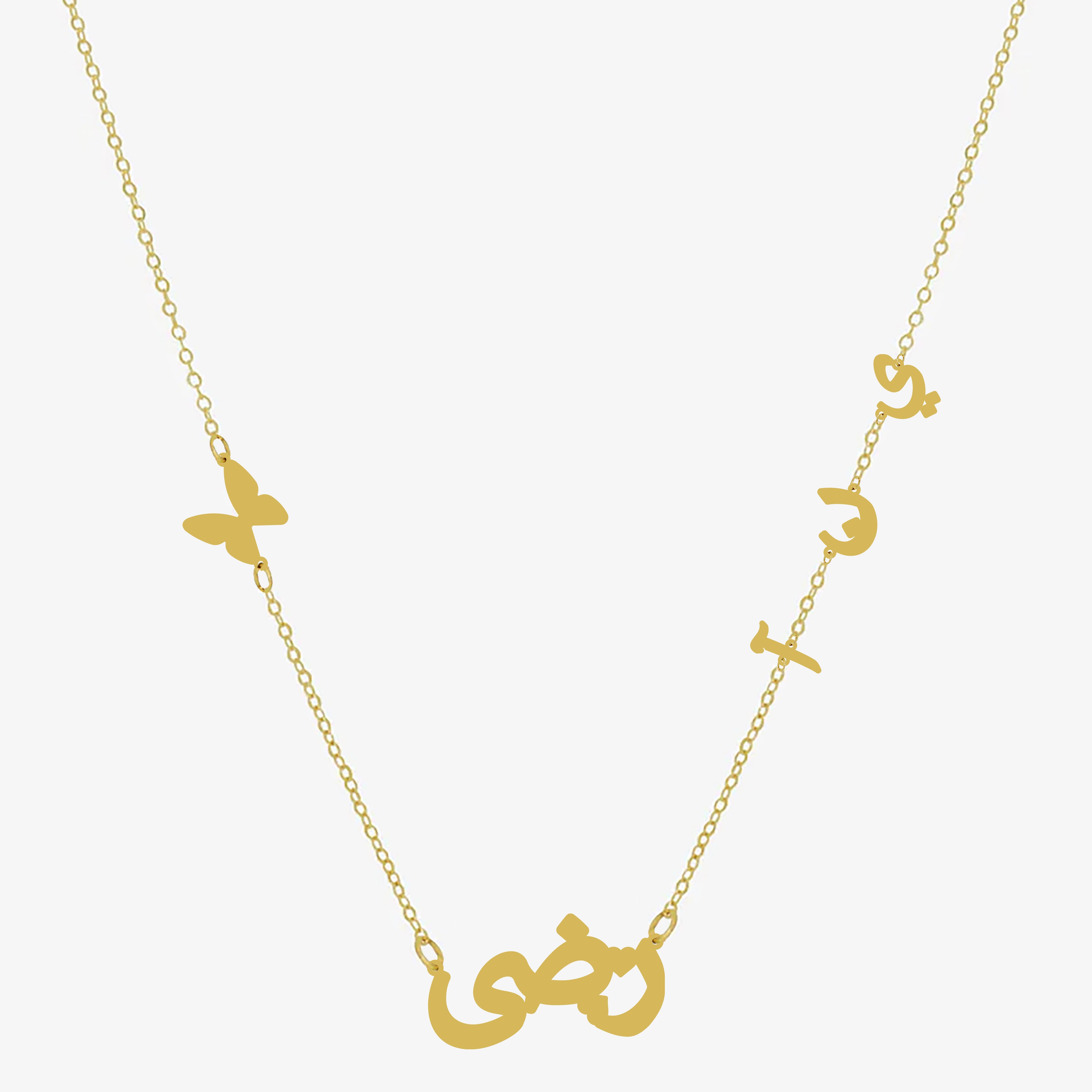 collier personnalisé papillon avec 3 initiales et prénom en argent doré 925 porté par une femme