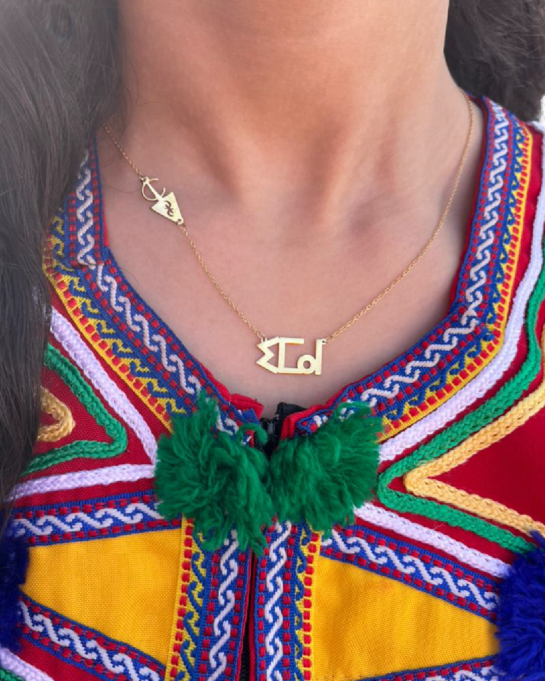 collier prénom personnalisé avec papillon en argent doré 925 porté femme