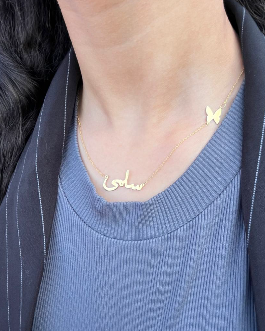 collier prénom personnalisé avec papillon en argent doré 925 porté femme